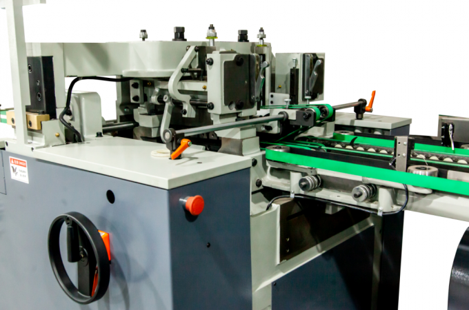 PRY-8D একত্রীকরণ এবং বই স্যাডেল সেলাই এবং ট্রিমিং মেশিন 8